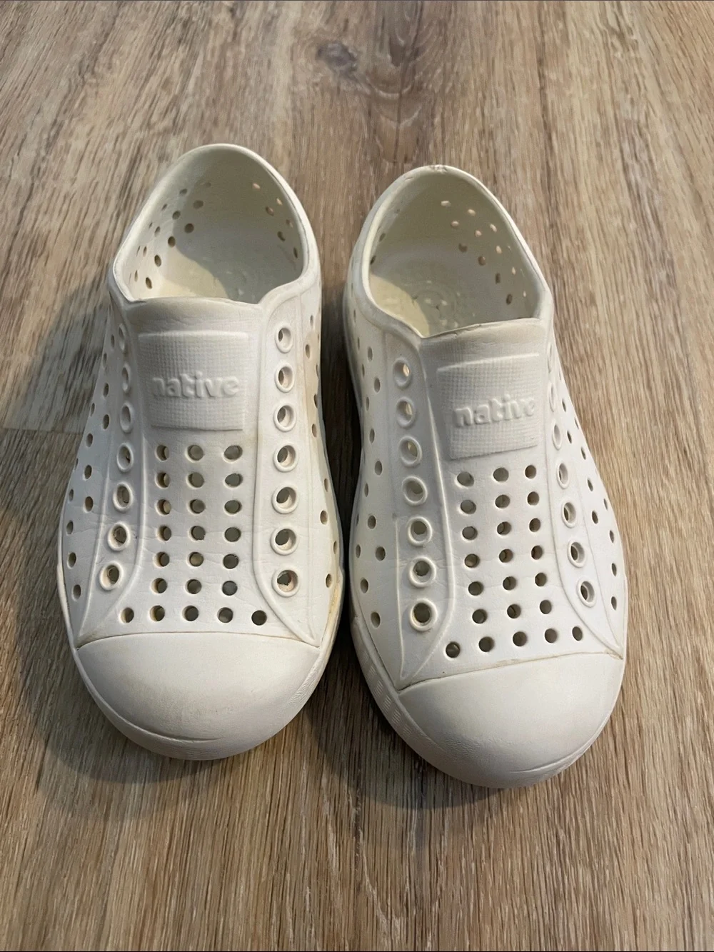 Native Kids Water Shoes in Off-White/Cream size C8